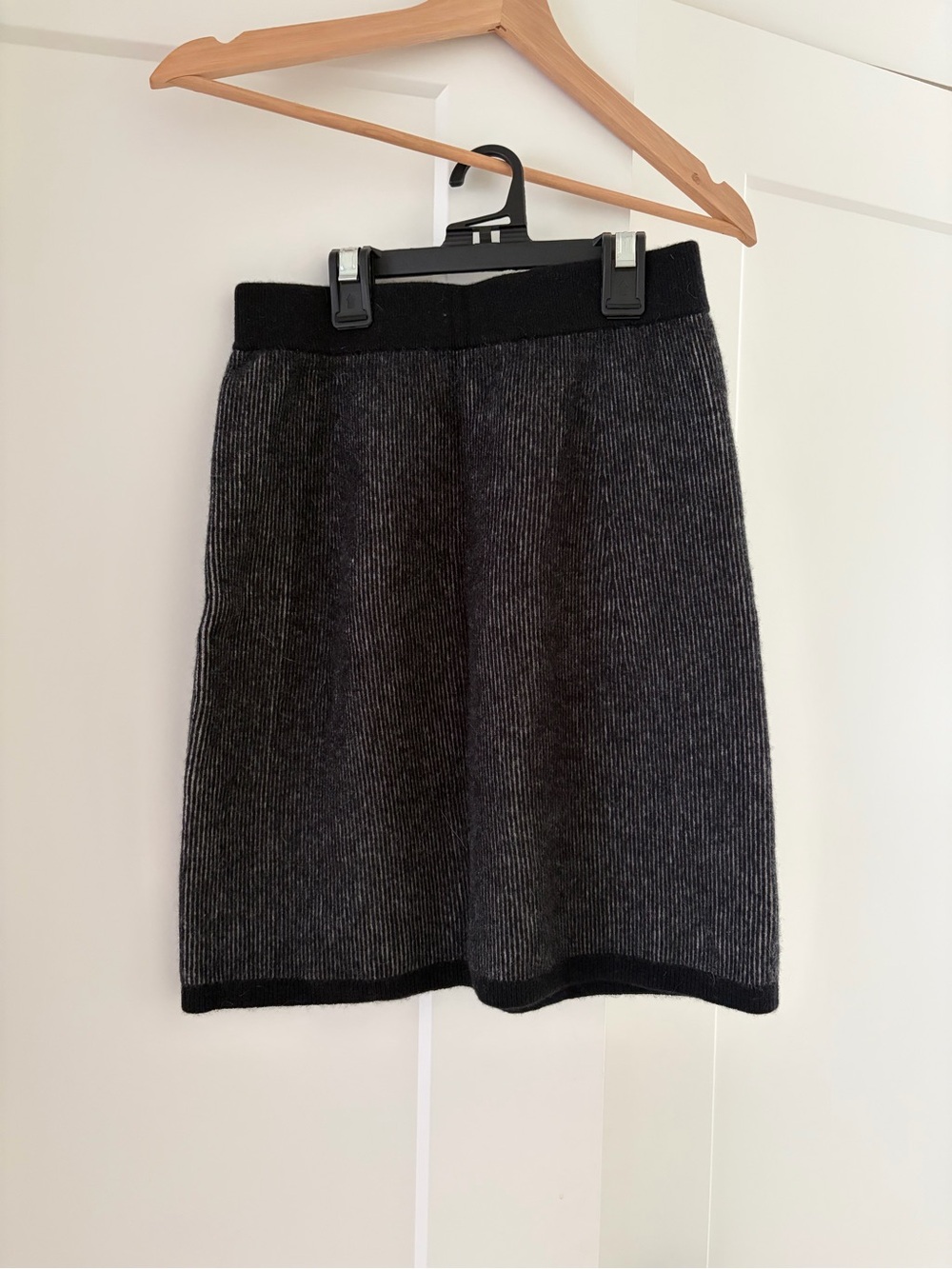 100% Cashmere Ribbed Pencil Skirt in Black Heather